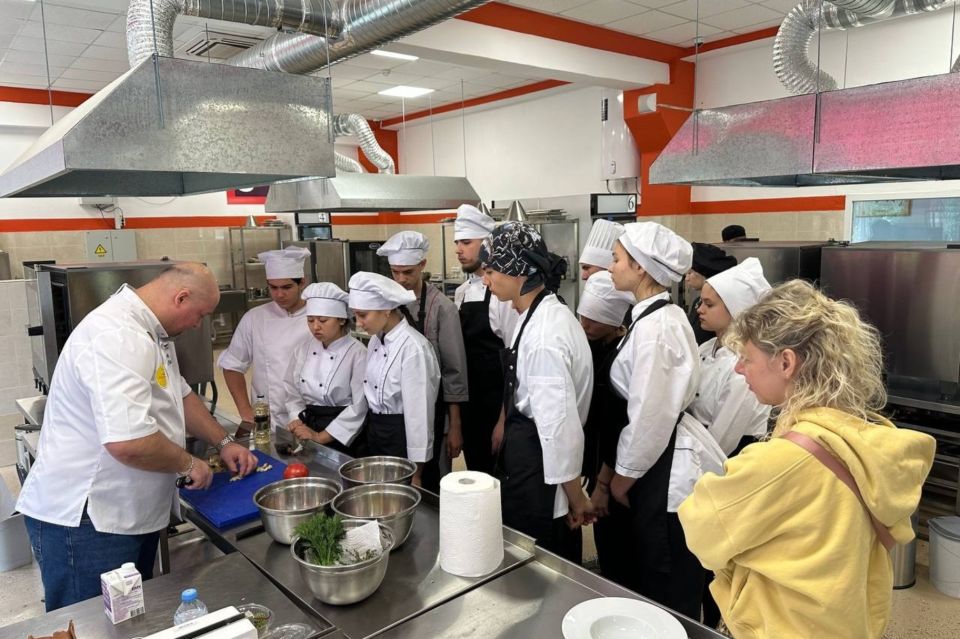В Ялтинском экономико-технологическом колледже прошёл кулинарный мастер-класс для студентов