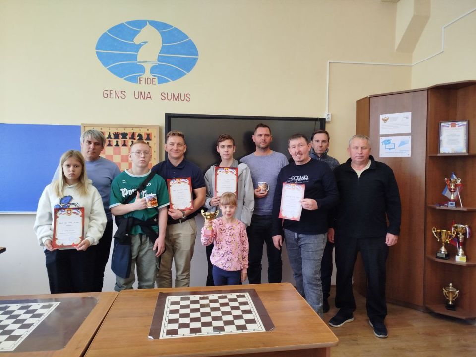 Семейный турнир. В шахматном клубе МБОУ «Школа-гимназия №1» состоялся турнир по шахматам среди семейных команд, посвященный Дню отца