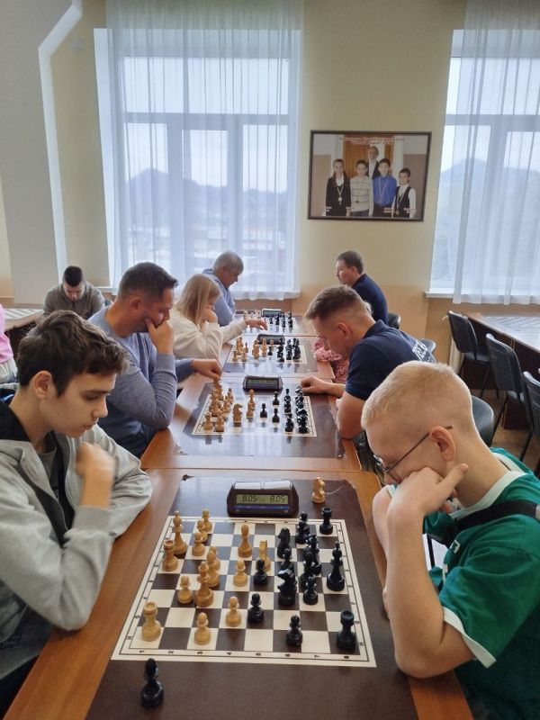 Семейный турнир. В шахматном клубе МБОУ «Школа-гимназия №1» состоялся турнир по шахматам среди семейных команд, посвященный Дню отца Семейный турнир. В шахматном клубе МБОУ «Школа-гимназия №1» состоялся турнир по шахматам среди семейных команд, посвященный Дню отца