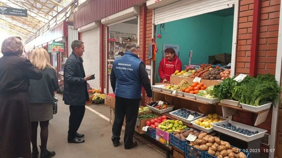 Сотрудники Минпромторга Крыма совместно целью стабилизации ценовой ситуации провели очередной выездной мониторинг рынков Симферополя