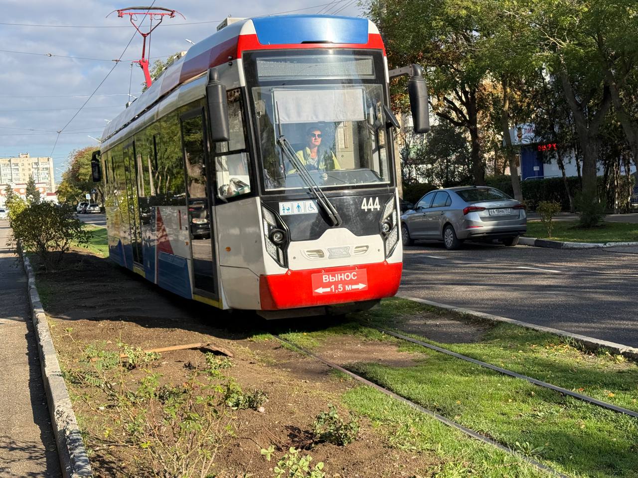 В Евпатории вдоль трамвайных путей высаживают аллею роз В Евпатории вдоль трамвайных путей высаживают аллею роз