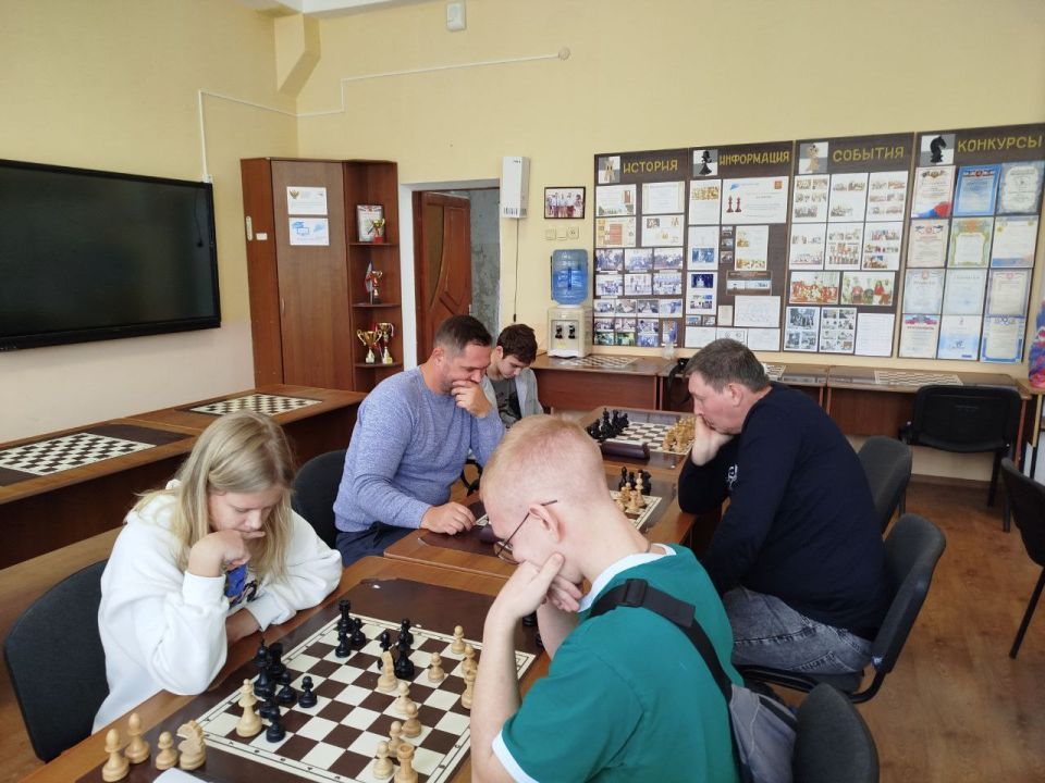 Семейный турнир. В шахматном клубе МБОУ «Школа-гимназия №1» состоялся турнир по шахматам среди семейных команд, посвященный Дню отца Семейный турнир. В шахматном клубе МБОУ «Школа-гимназия №1» состоялся турнир по шахматам среди семейных команд, посвященный Дню отца