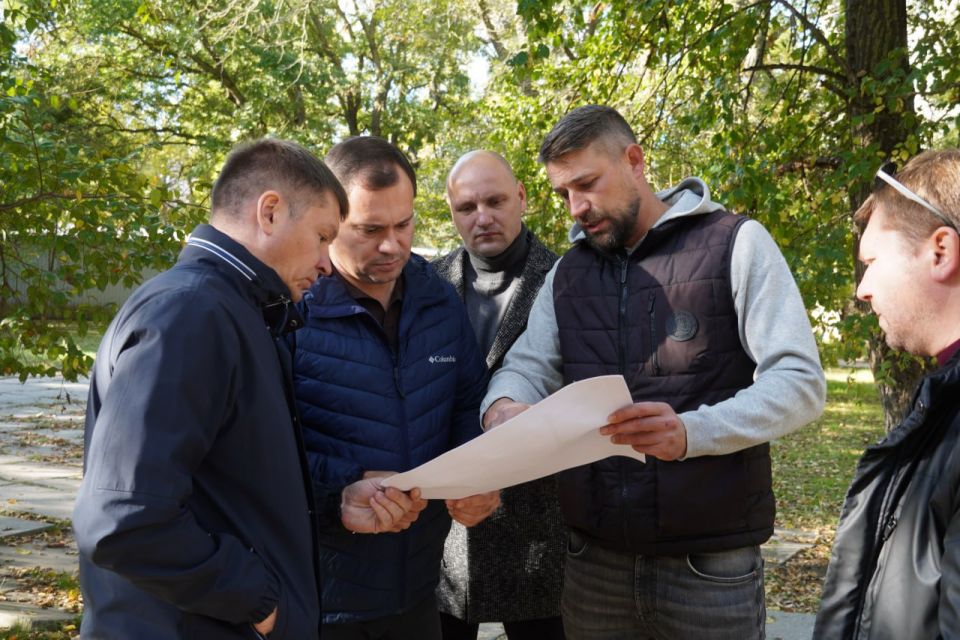 Олег Каторгин: С представителями подрядной организации и профильных управлений администрации Керчи с выездом на место обсудили вопрос благоустройства территории у школы искусств им. Р. Сердюка