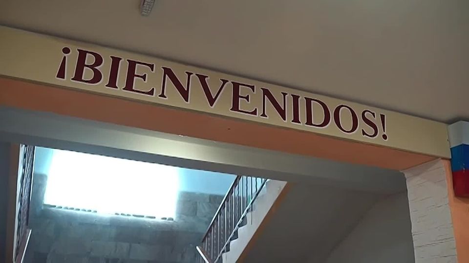 Михаил Развожаев: Международного гостя накануне встречали в севастопольской школе №45 с углублённым изучением испанского языка им. В.И. Соколова. Сюда с визитом приехал латиноамериканский рок-тенор из Патагонии Игнасио Гомес...