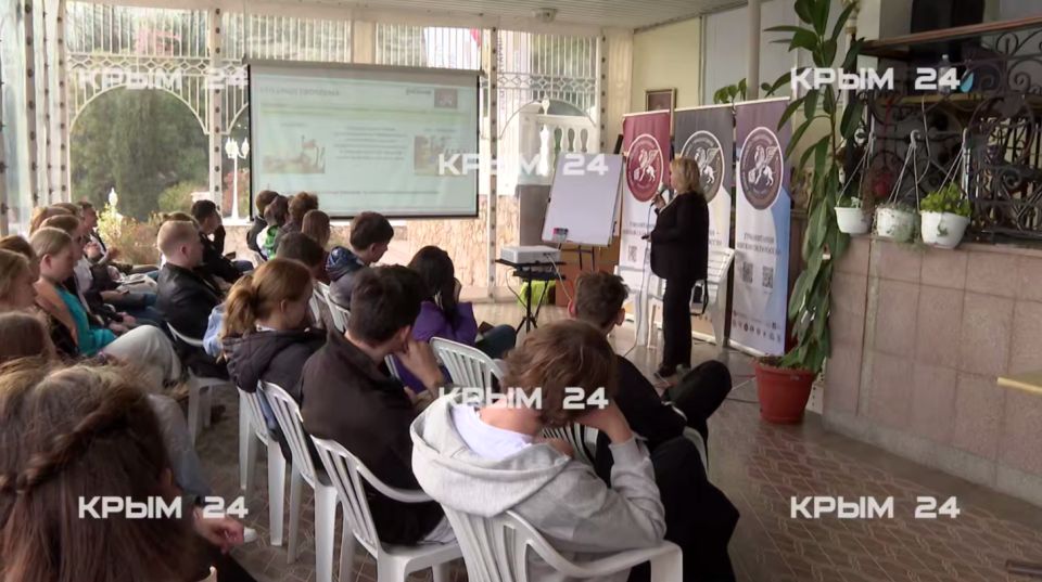 В Форосе проходит восьмая смена «Школы молодого гуманитария»