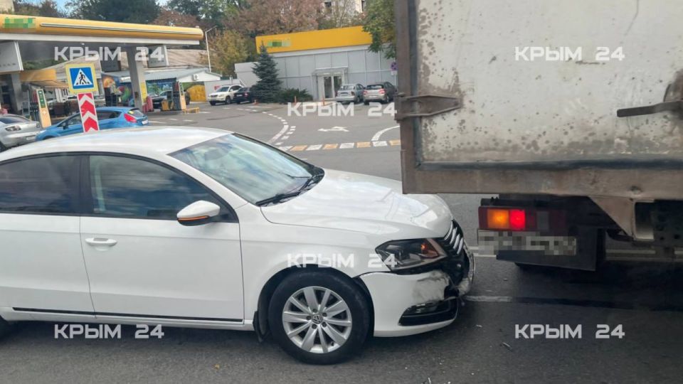 В Симферополе столкнулись грузовик и легковушка