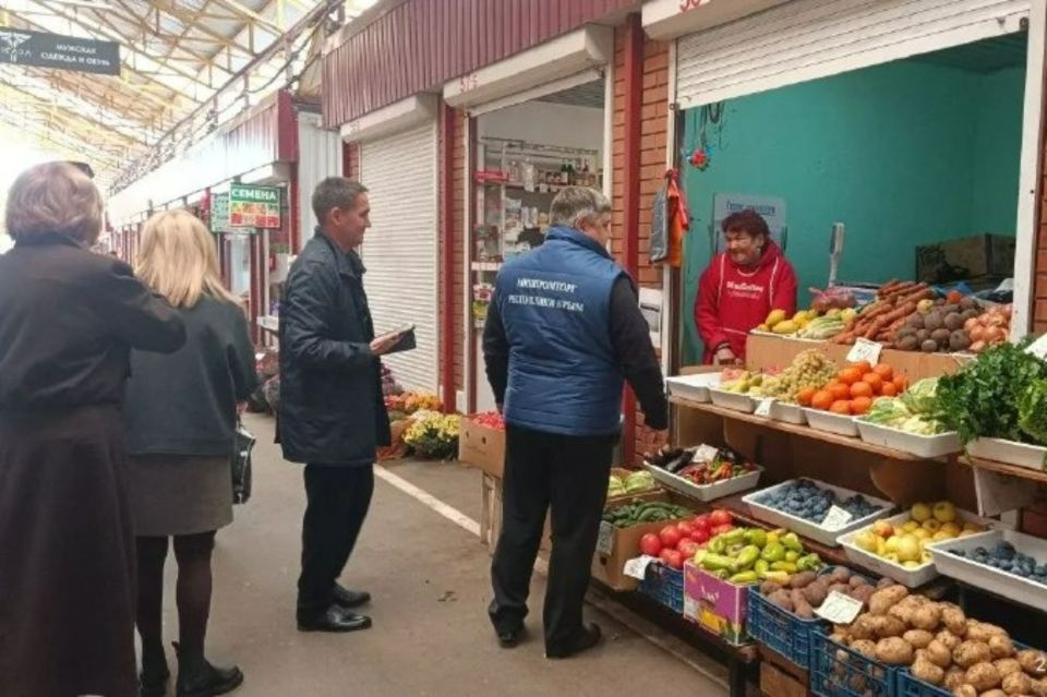 Сотрудники Минпромторга Крыма провели очередной выездной мониторинг рынков Симферополя