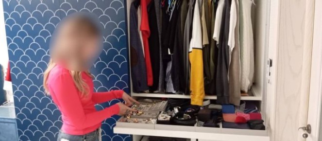 34-летняя горничная за год "наубирала" из квартиры в Ялте, где она работала, деньги и ювелирные украшения на 2 млн рублей