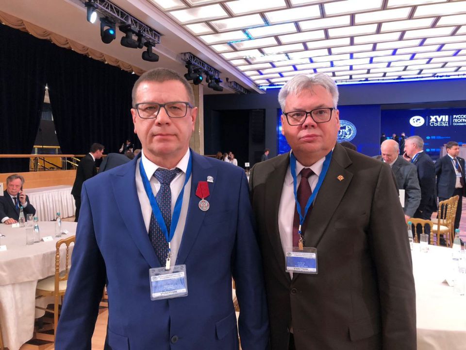 Сергей Шойгу наградил медалью председателя РО РГО в Севастополе Владимира Воробьева