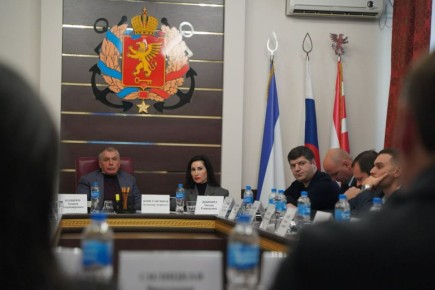 Анушаван Агаджанян принял участие в выездном заседании Комитета Госсовета по промышленности, торговле и предпринимательству в Керчи