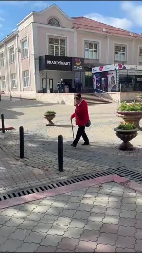 В Керчи своя атмосфера. Местный Атос принял на грудь и решил заехать в магазин на своем боевом коне