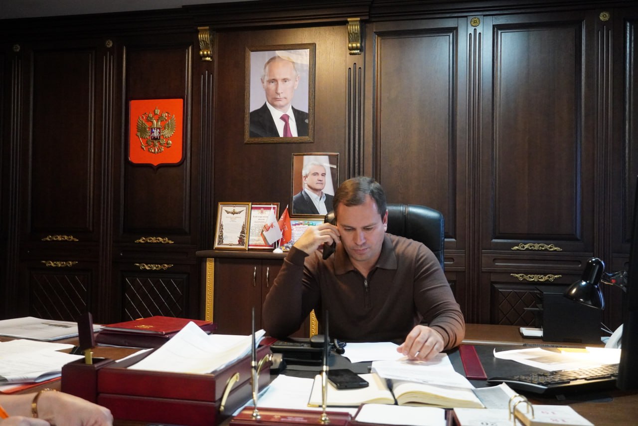 Глава администрации Керчи Олег Каторгин провёл прием граждан в телефонном режиме Глава администрации Керчи Олег Каторгин провёл прием граждан в телефонном режиме