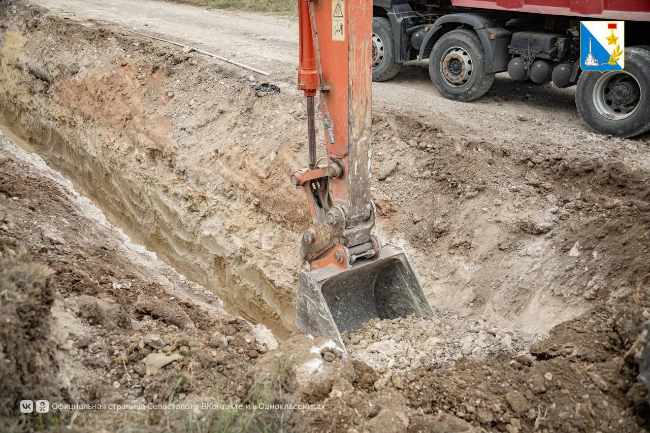 Строим водопровод. Завершили открытую прокладку 7,5 километров нового магистрального водовода, который соединит водоузлы Ленинского и Нахимовского районов Строим водопровод. Завершили открытую прокладку 7,5 километров нового магистрального водовода, который соединит водоузлы Ленинского и Нахимовского районов
