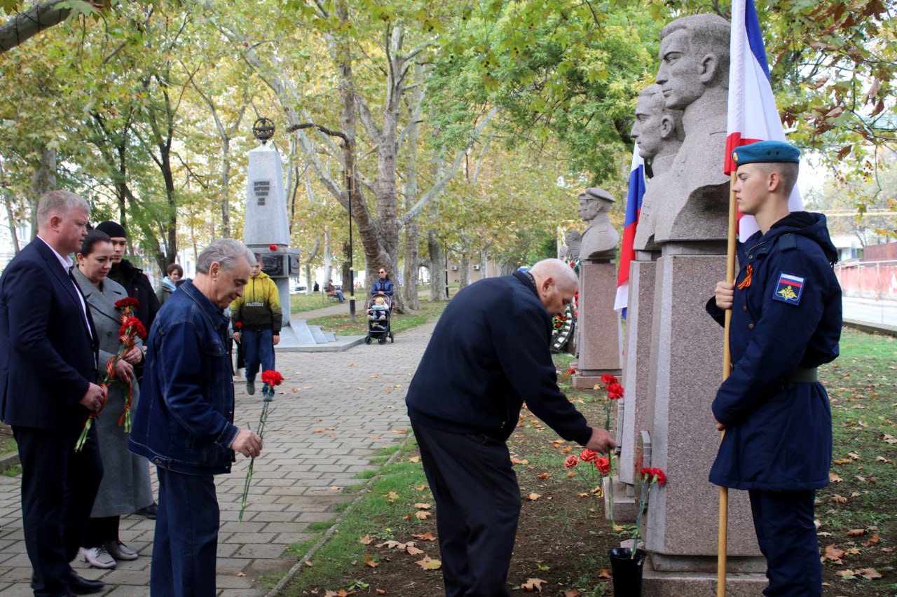В Феодосии отметили 105-летие со дня рождения Амет-Хана Султана