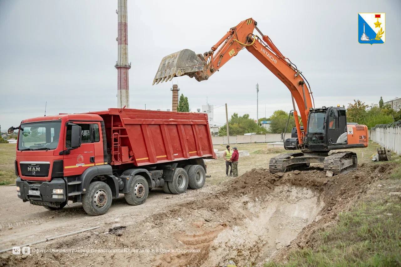 Строим водопровод. Завершили открытую прокладку 7,5 километров нового магистрального водовода, который соединит водоузлы Ленинского и Нахимовского районов