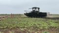 Экипажи БМП-3 группировки войск «Днепр» отрабатывают комплекс учебно-боевых задач на полигоне