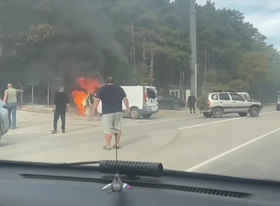 Ялтинский горно-лесной заповедник не пострадал из-за рядом горящего авто