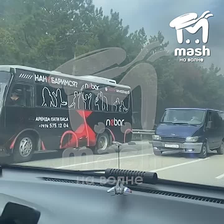 В районе средней станции канатки на Ай-Петри горит машина