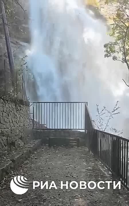 Самый высокий водопад Крыма Учан-Су ("Летящая вода") над Ялтой после прошедших осадков в районе плато Ай-Петри стал полноводным и мощным, сообщили РИА Новости в ФГБУ "Заповедный Крым", показав видео с ним