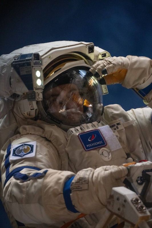 Космос. Роскосмос опубликовал видео, как Алексей Зубрицкий 6 часов отработал в космосе вне корабля