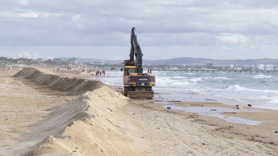 Уже 20 км вала для защиты от выбросов мазута обустроили в Анапе, сообщили в оперштабе Кубани
