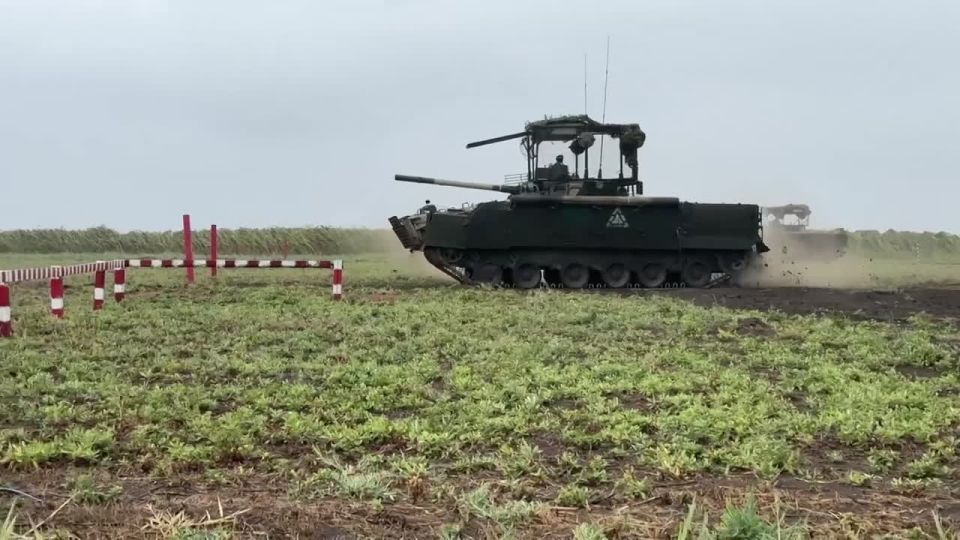 Экипажи БМП-3 группировки войск «Днепр» отрабатывают комплекс учебно-боевых задач на полигоне