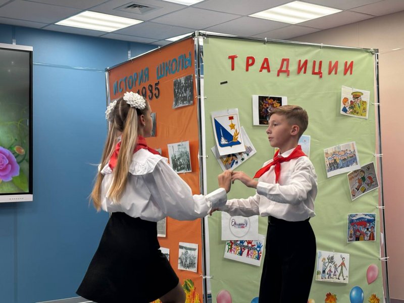 Две севастопольские школы отметили юбилеи Две севастопольские школы отметили юбилеи