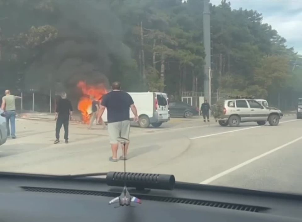 Под Ялтой загорелся автомобиль