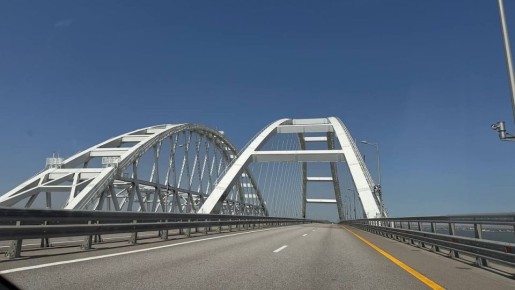 Перед Крымским мостом образовалась очередь