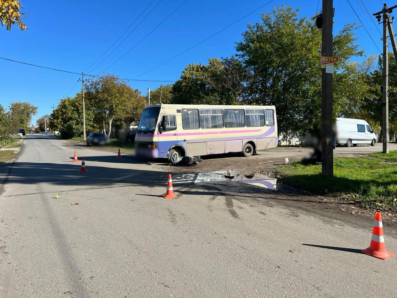 В Красногвардейском районе водитель автобуса врезался в мопедиста