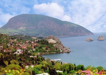В больнице с множественными травмами: в Крыму автобус наехал на мопедиста