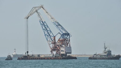 Госпитализированы 7 человек: в Севастополе опрокинулся плавучий кран