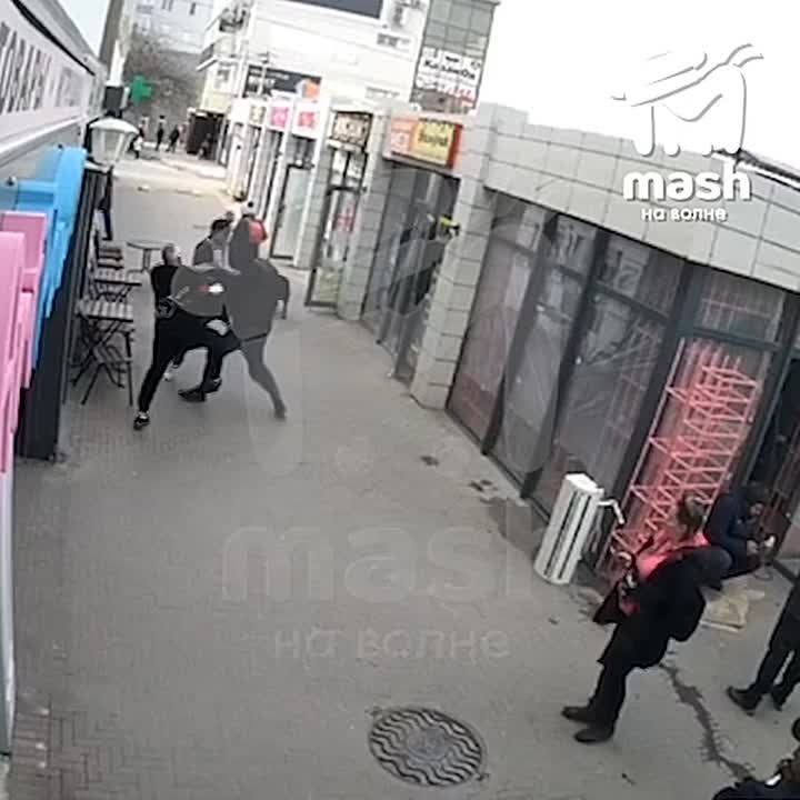 Севастопольского бизнесмена избил мужчина, которому он дал в долг три миллиона