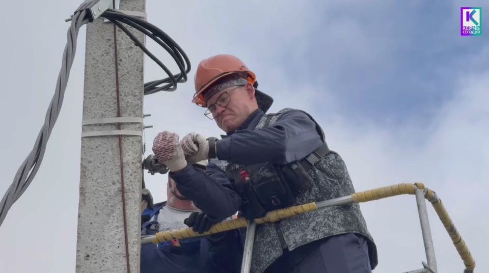 Сотрудники ООО «Горсвет-Керчь» работают над монтажом новой линии наружного освещения от Воинского кладбища до Мемориала погибшим в Керченском политехническом колледже