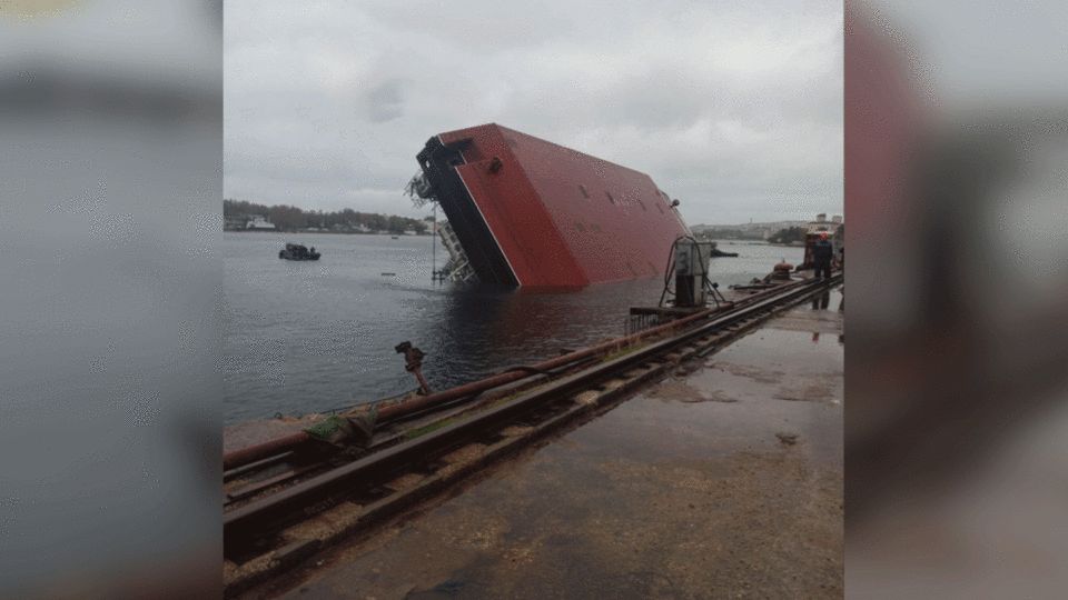 Плавучий кран опрокинулся в Севастополе, два человека погибли