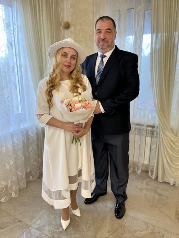 Керченский городской отдел ЗАГС с теплотой поздравил семью Александра Александровича и Ларисы Викторовны Митровых с их «серебряной свадьбой»