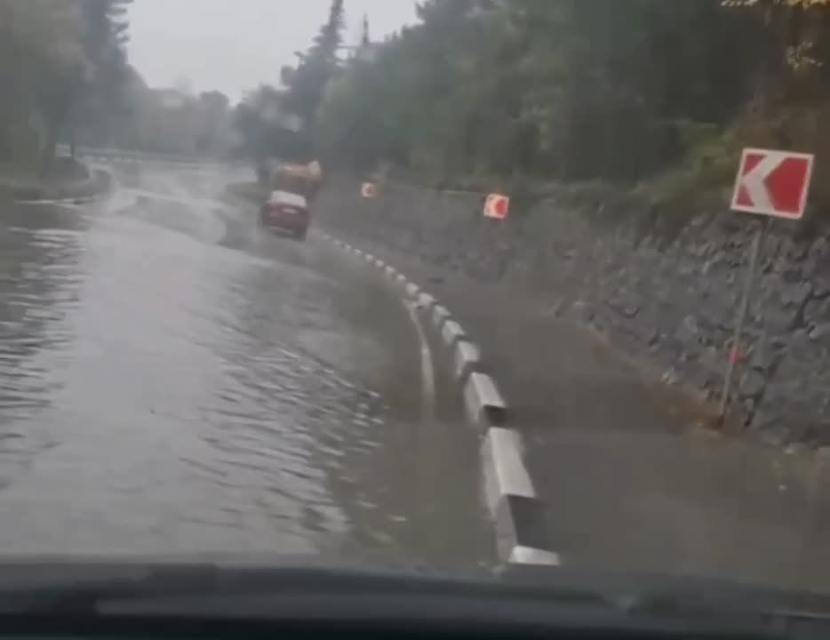 В Ялте затопило дорогу.. Напоминаем, что сегодня в Крыму действует штормовое предупреждение. На полуострове ожидаются сильные дожди и ветер с порывами до 25 м/с