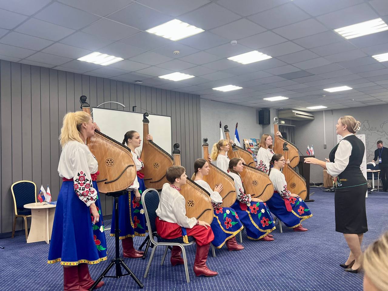 В Ялте состоялся V Международный круглый стол «Развитие связей украинцев Крыма с соотечественниками за рубежом», организованный «Украинской общиной Крыма», при поддержке Госкомнаца республики В Ялте состоялся V Международный круглый стол «Развитие связей украинцев Крыма с соотечественниками за рубежом», организованный «Украинской общиной Крыма», при поддержке Госкомнаца республики