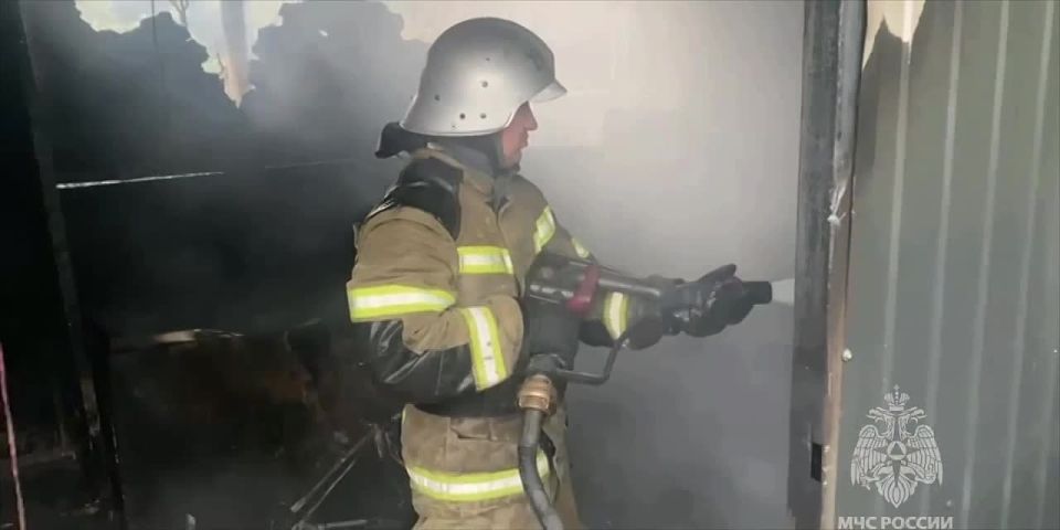 Горящую хозпостройку потушили в Джанкойском районе