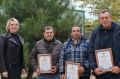 Инна Федоренко: Сегодня, в дождливый день, когда труженики полей могут сделать небольшой перерыв в работе, выехала поздравить с Днем работника сельского хозяйства лучших из лучших