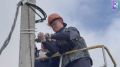 Сотрудники ООО «Горсвет-Керчь» работают над монтажом новой линии наружного освещения от Воинского кладбища до Мемориала погибшим в Керченском политехническом колледже