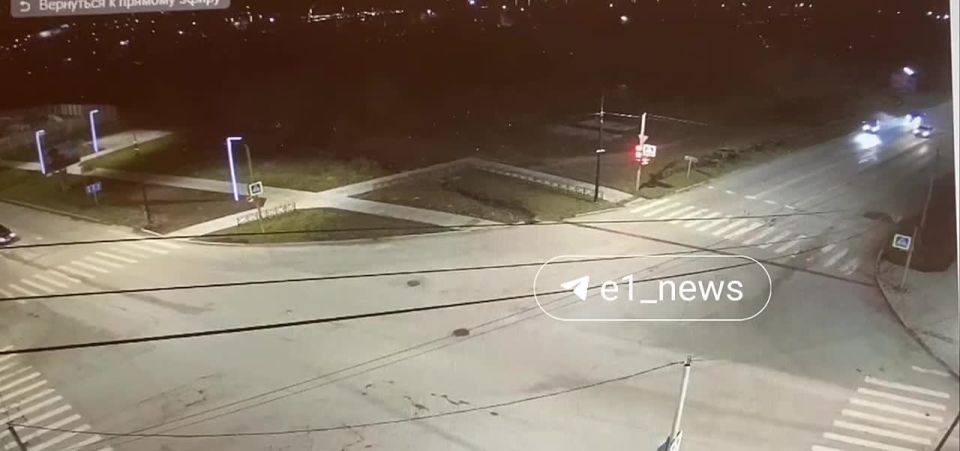 Новости к этому часу:. В Ревде Свердловской области автомобиль протаранил пешеходов на тротуаре и врезался в здание супермаркета