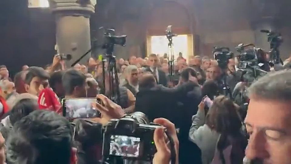 Пашинянова церковь. закрывает рты верующим