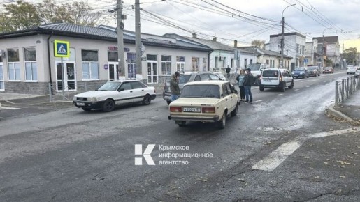 В Симферополе столкнулись две легковушки
