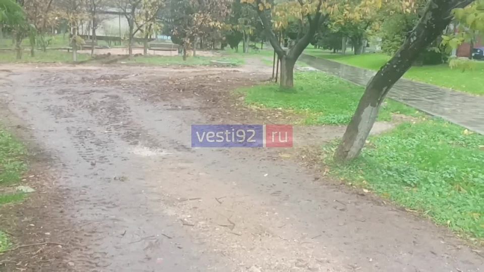 Дорожки для пешеходов благоустраивают вокруг детского сада 131