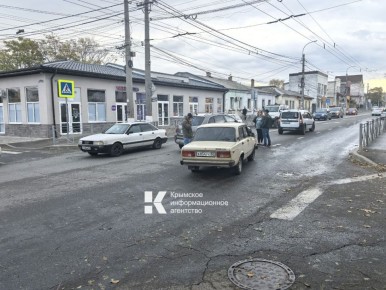 Две легковушки не разминулись на "проклятом" перекрестке улиц Козлова и Футболистов в Симферополе