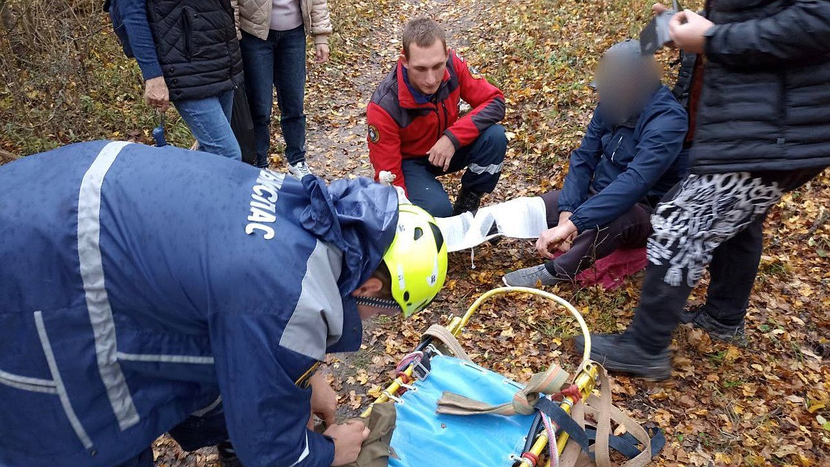 Спасатели эвакуировали травмированного мужчину в горах Бахчисарайского района