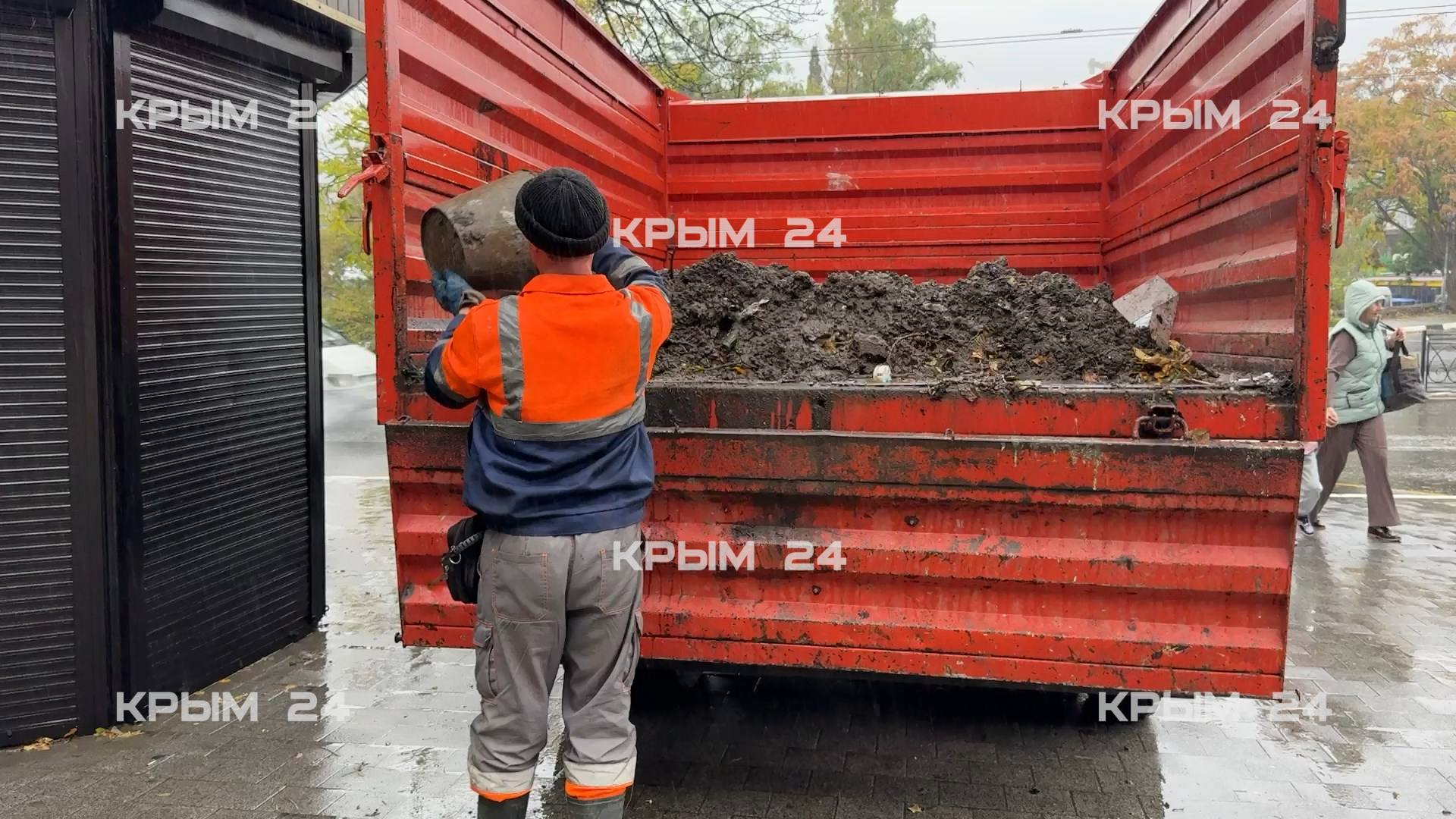 В течение дня в Ялте расчистили больше 15 систем дождевой канализации В течение дня в Ялте расчистили больше 15 систем дождевой канализации