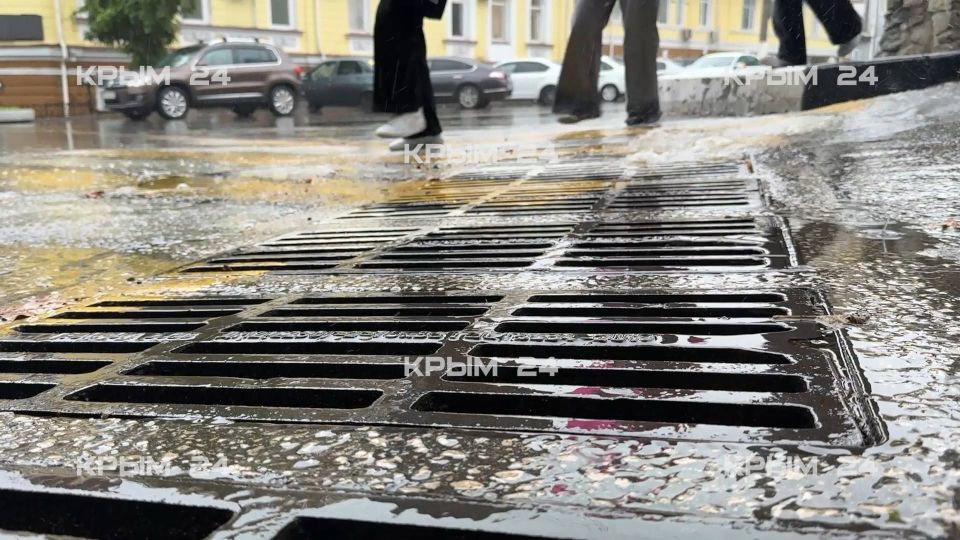 В течение дня в Ялте расчистили больше 15 систем дождевой канализации