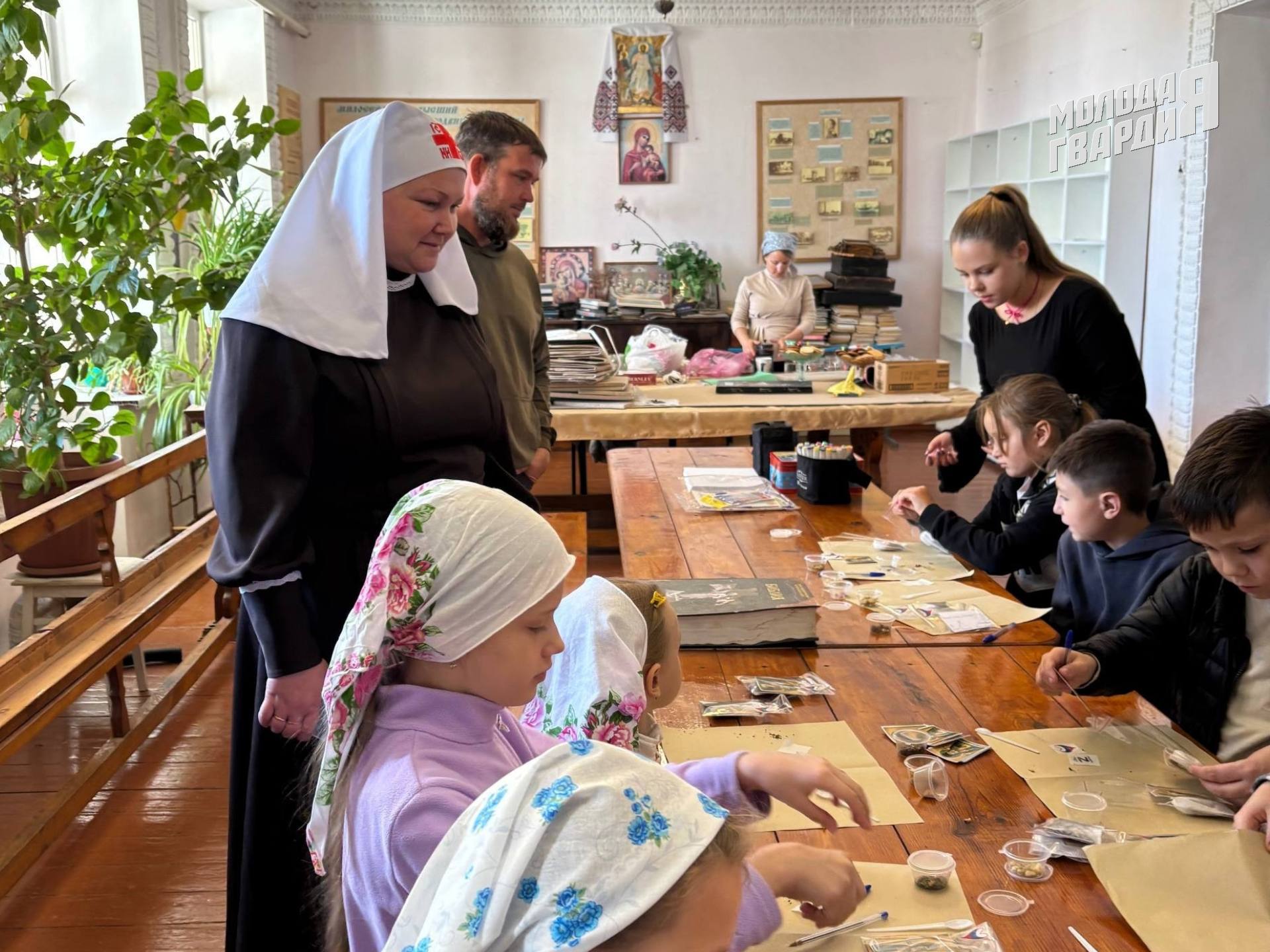 Молодогвардейцы Керчи провели встречу в воскресной школе при храме святителя Луки Крымского Молодогвардейцы Керчи провели встречу в воскресной школе при храме святителя Луки Крымского